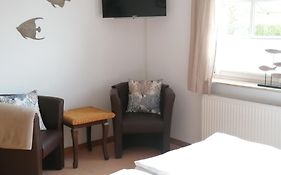 Boddenhus Auf Ruegen - Ferienwohnungen Und Pension